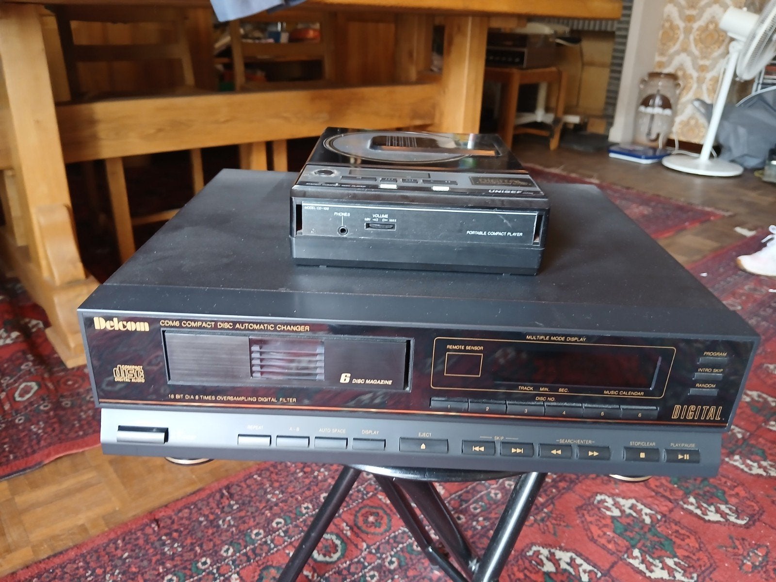 Lot de 2 lecteurs CD vintage Delcom + UniseF (années 80/90), Enlèvement ou Envoi
