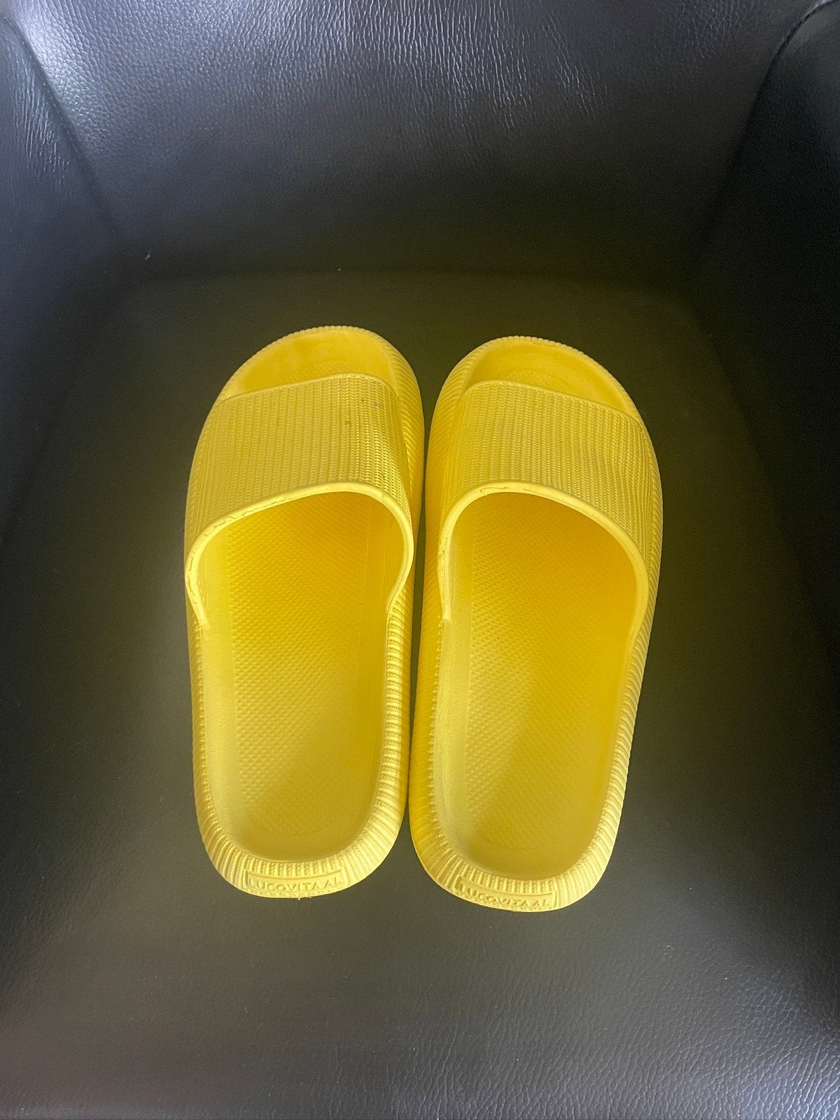 Slippers Lucovitaal, Kleding | Dames, Ophalen of Verzenden, Zo goed als nieuw, Slippers