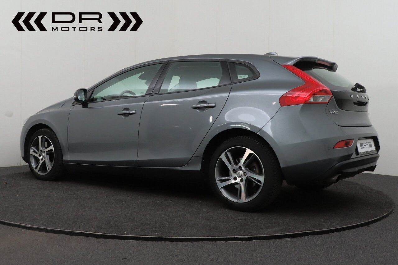 Volvo V40 MOMENTUM - CAMERA - NAVI -PARKEERSENSOREN, Autos, Volvo, 0 kg, Argent ou Gris, Achat, Euro 6