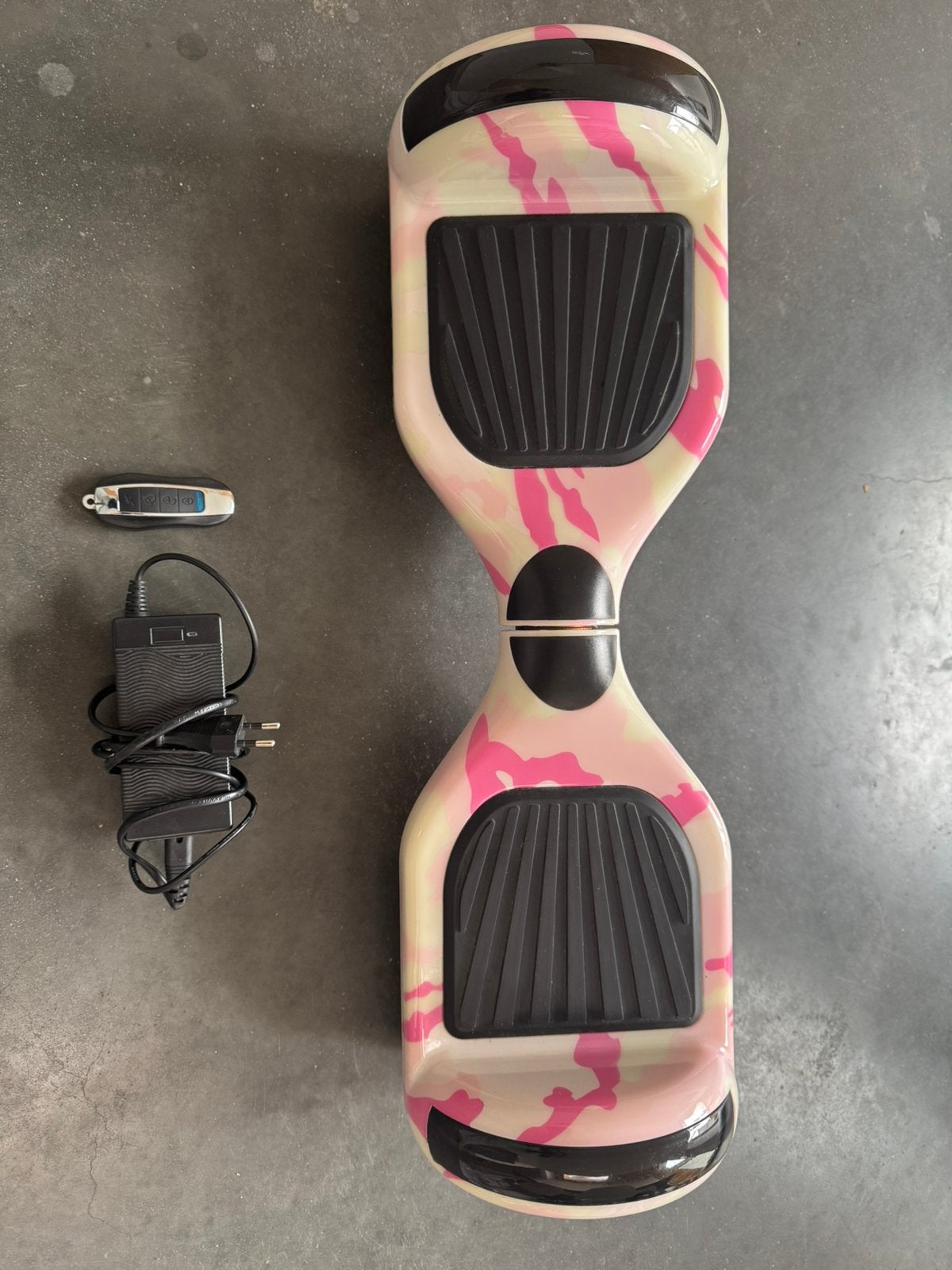 Imprimé militaire rose sur un hoverboard !, Enfants & Bébés, Comme neuf
