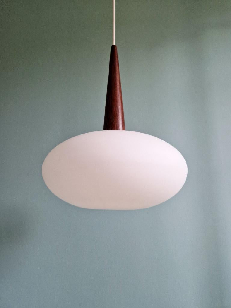 Suspension en teck et opaline, Louis Kalff, Philips, 1960, Enlèvement ou Envoi