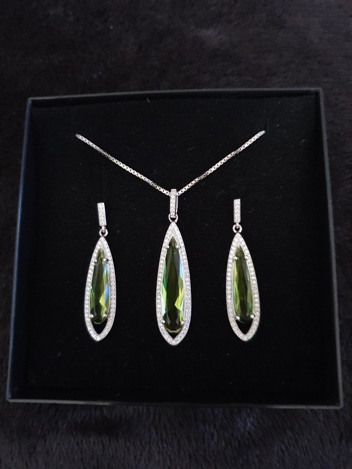 Nieuwe zilveren halsketting met bijpassende oorbellen, Handtassen en Accessoires, Ophalen of Verzenden, Nieuw, Zilver, Zilver