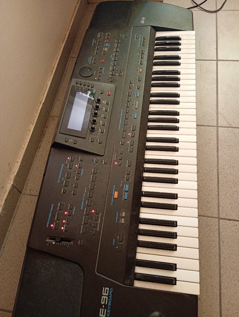 Roland E96, Enlèvement, Utilisé, 61 touches, Roland