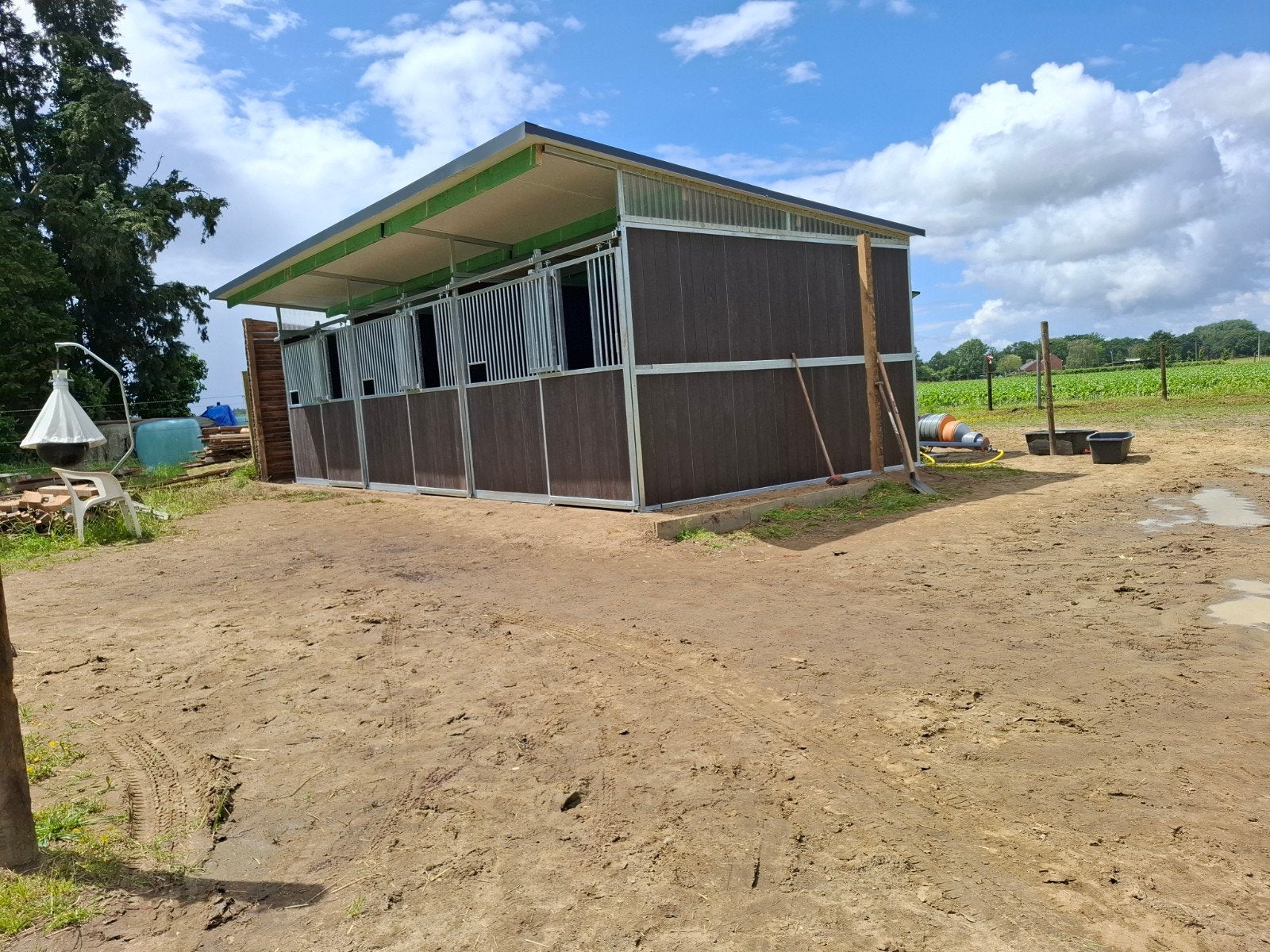 Buitenstal weidestal schuilhok  binnen boxen  paardstal