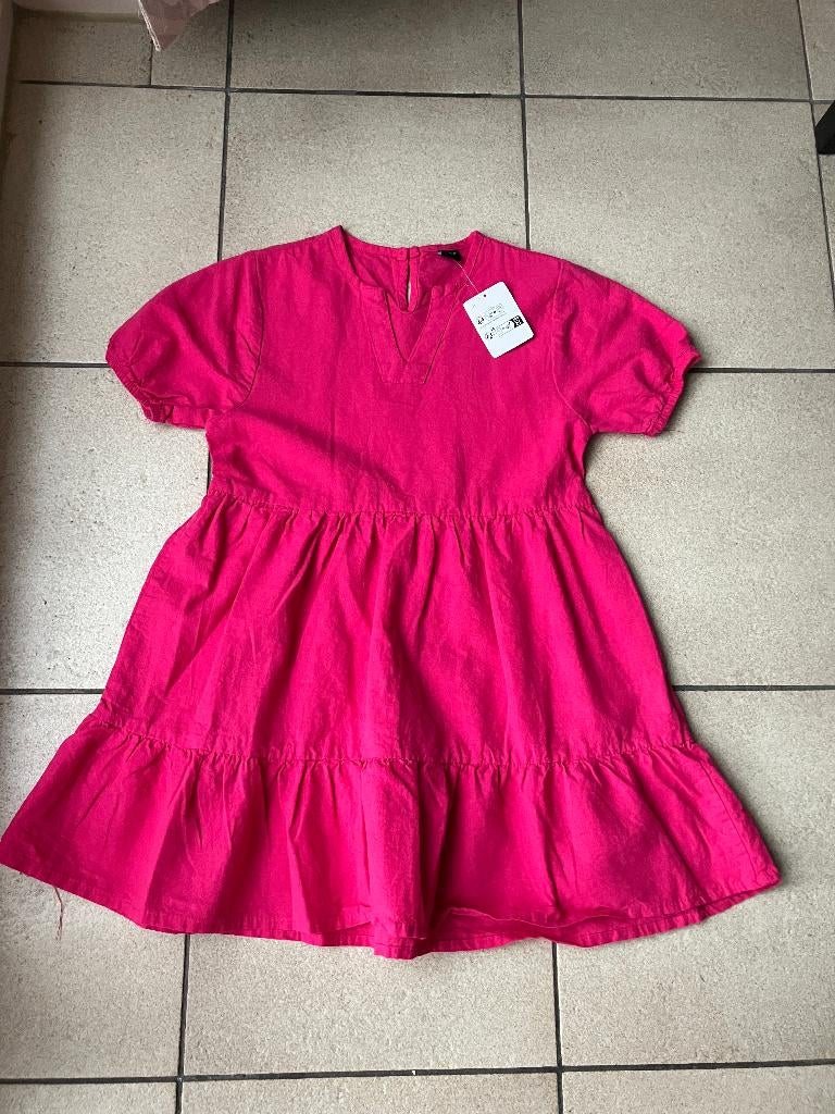 Nieuw donkerroze / paars jurkje - Maat 134, Enfants & Bébés, Vêtements enfant | Taille 134, Enlèvement ou Envoi, Neuf, Fille, Robe ou Jupe