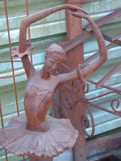 statue d une ballerine en fonte pat rouillé ., Enlèvement, Neuf, Métal, Autres types