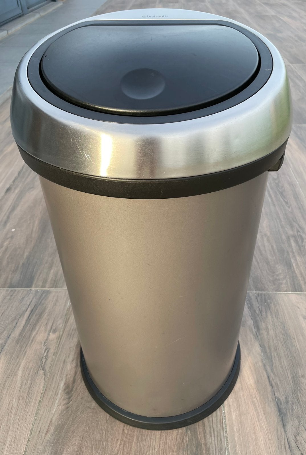 Grande poubelle ronde en aluminium Brabantia, 40-50 L, Maison & Meubles, 50 – 75, 40 litres ou plus, Enlèvement, Utilisé