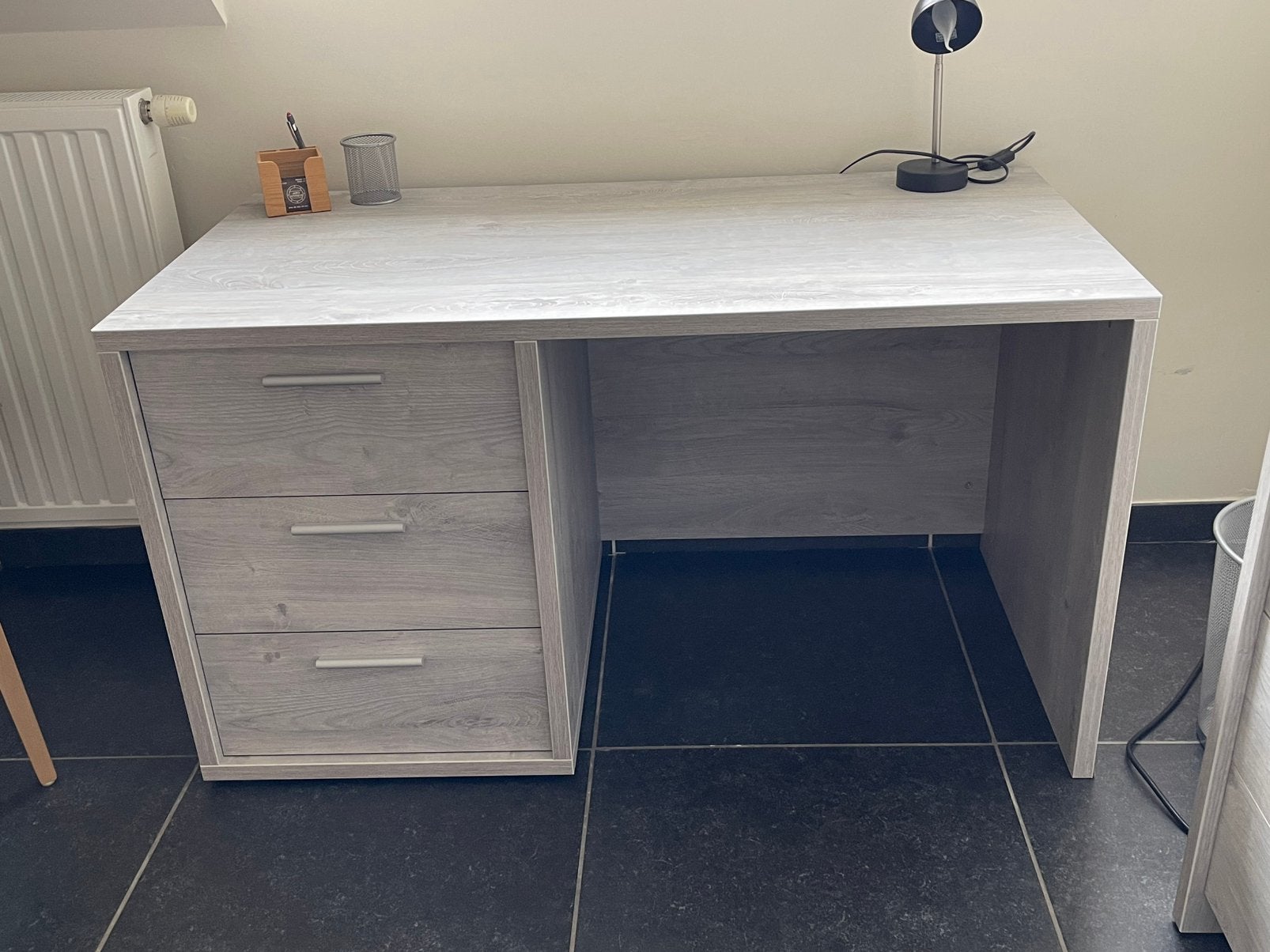 Bureau met ingebouwde ladenkast, Huis en Inrichting, Ophalen, Zo goed als nieuw, Grijs