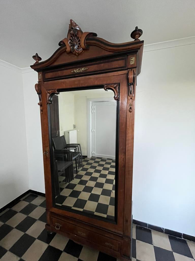 Spiegelkast, Enlèvement