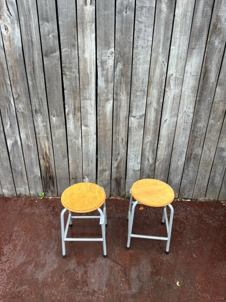 Vintage grijze krukken 50 cm zithoogte (40 op voorraad), Ophalen of Verzenden, Gebruikt, Hout