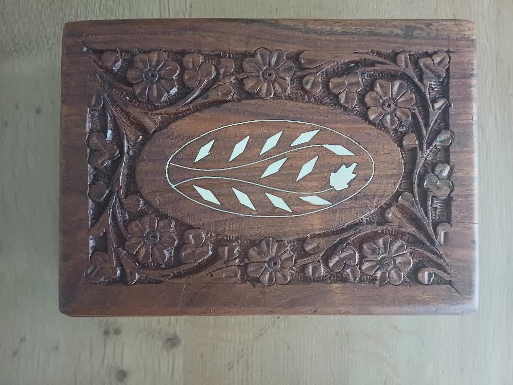 Indisch handgesneden houten sieradendoosje, Houtsnijwerk, Ophalen of Verzenden, Handgemaakt, 20 - 50 cm
