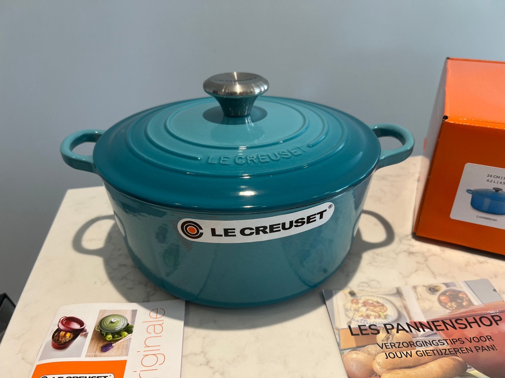 Nieuwe Le Creuset Caribean Teal, 24 cm in de doos, Huis en Inrichting, Keuken | Potten en Pannen, Nieuw, Le Creuset, Ophalen of Verzenden