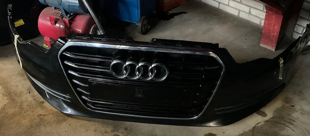 Complete Origineel Voorbumper met Grill en PDC Audi A6 Sedan, -, Origine de la pièce connue, Audi, Utilisé