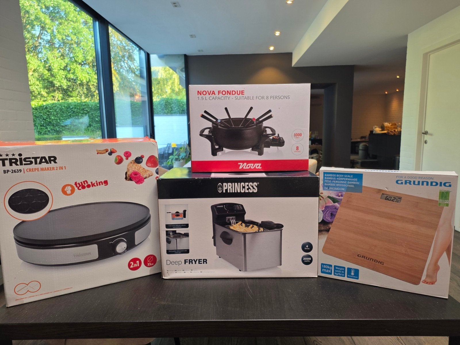 Lot keuken apparaten: frietpot, fondue, weegschaal, pannekoe, Ophalen, Nieuw
