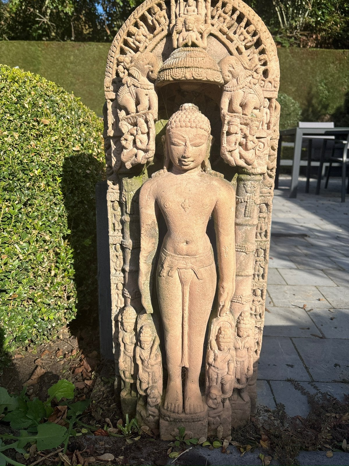 Groot Zandstenen Relief / Sculptuur – Jain Tirthankara Stijl, Jardin & Terrasse, Enlèvement ou Envoi, Comme neuf