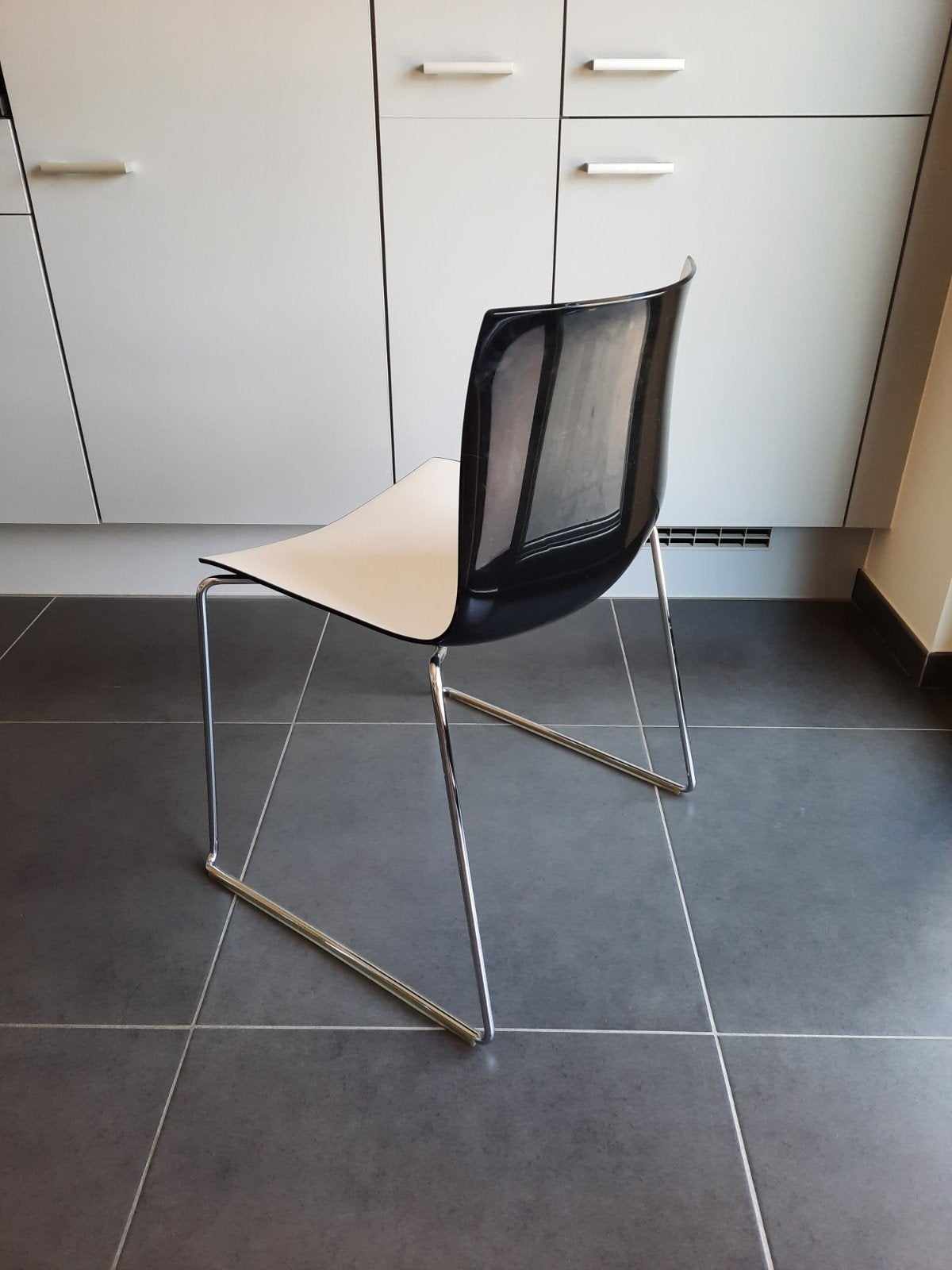 4 designstoelen Arper Catifa 46 in zwart/wit met sledepoot, Maison & Meubles, Chaises, Comme neuf, Enlèvement, Blanc, Modern