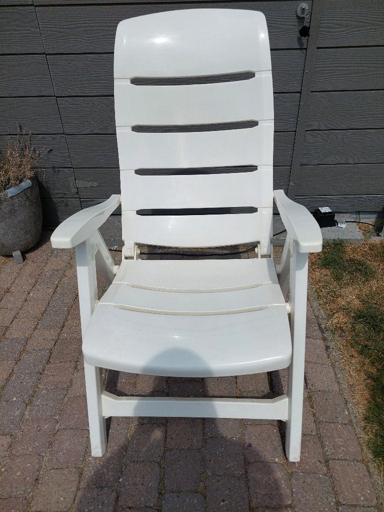 2 witte tuin ligstoelen en 4 bijhorende nieuwe kussens, Kunststof, Zo goed als nieuw, Stoel, Tuinset