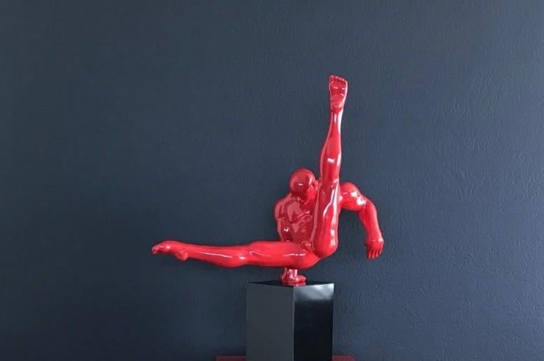 MODERN BEELD OP SOKKEL, Antiek en Kunst, Kunst | Beelden en Houtsnijwerken, Beeld, Modern, Rood, Op sokkel, Ophalen