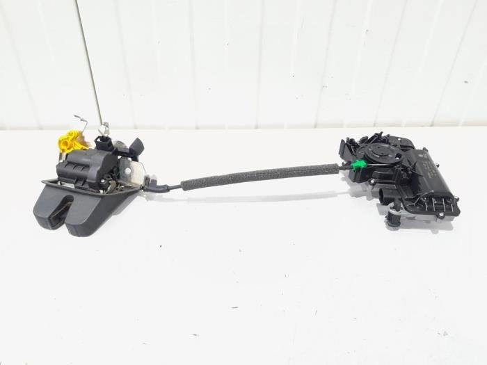 Moteur fermeture auxiliaire hayon d'un Volkswagen Passat, Volkswagen, -, 3 mois de garantie, Utilisé