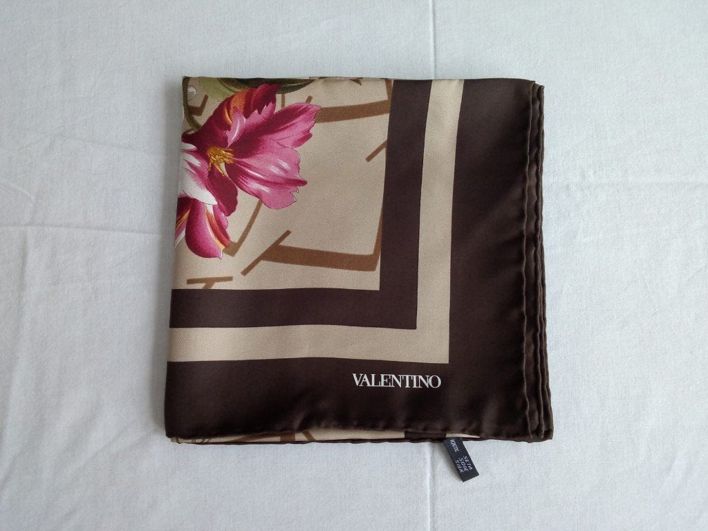 Valentino carré sjaal zijden 90x90, Kleding | Dames, Mutsen, Sjaals en Handschoenen, Valentino, Ophalen of Verzenden, Nieuw