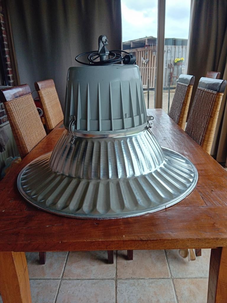 Zeer grote aluminiumen fabriekslamp industrieel, Huis en Inrichting, Ophalen, Gebruikt, 50 tot 75 cm, Metaal