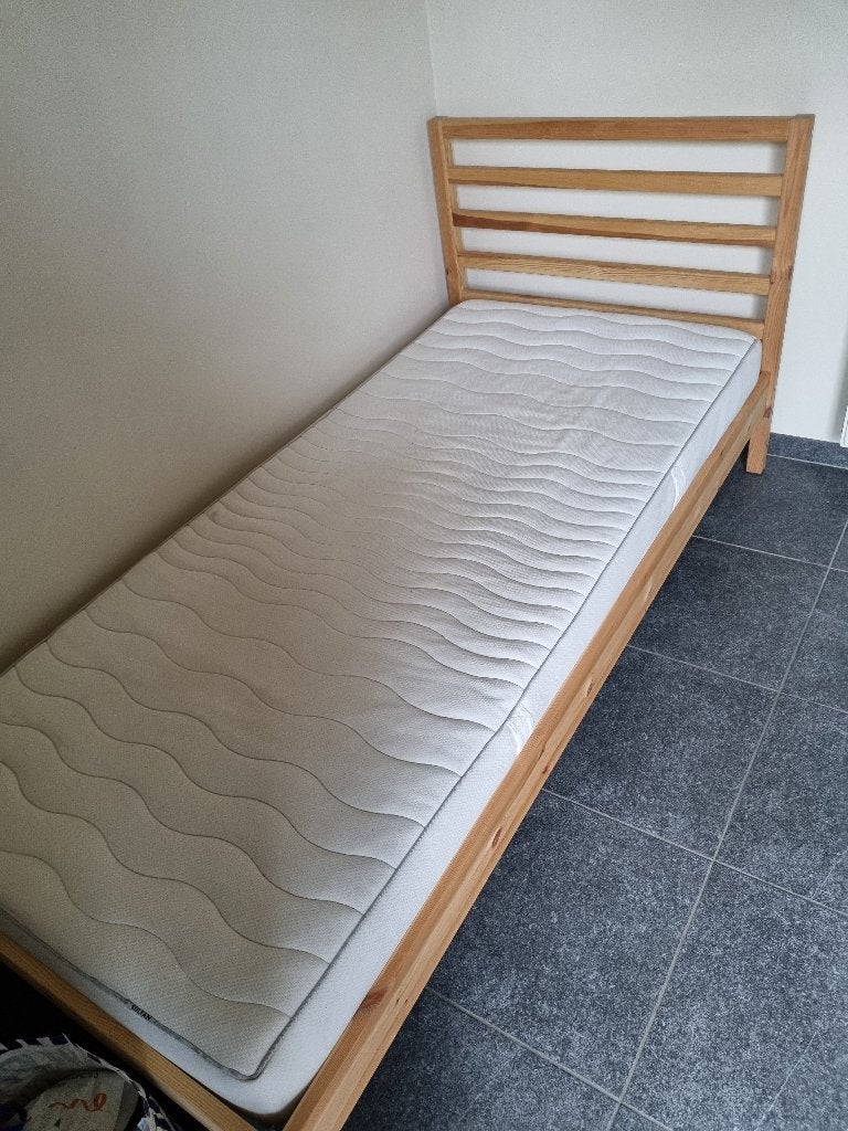 Grenen bed met matras, Huis en Inrichting, Ophalen, 90 cm, Eenpersoons, Grenen