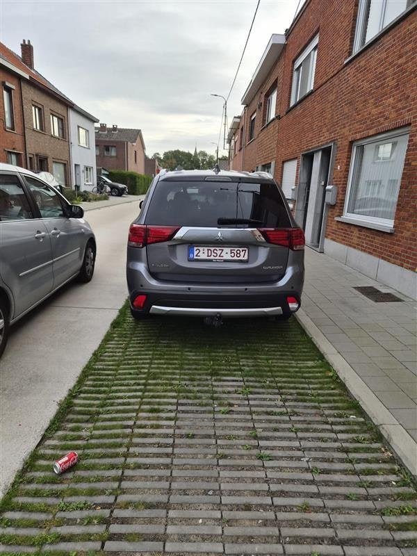 Mooie praktische full Option automaat Mitsubishi Outlander, Auto's, Automaat, Dealer onderhouden, 1650 kg, 7 zetels