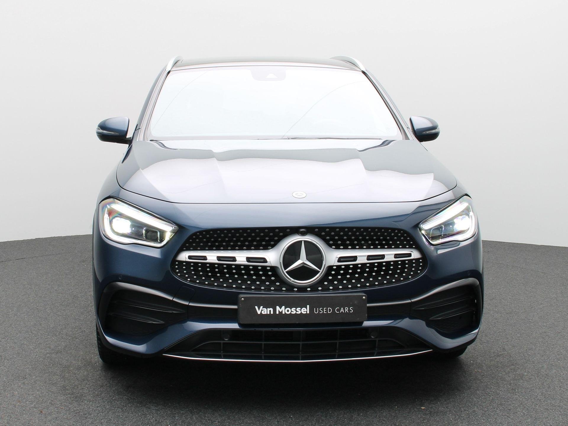 Mercedes-Benz GLA 180 AMG Line + MULTIBEAM LED + PANORAMISCH, Auto's, Dealer onderhouden, Stof, Gebruikt, Zwart
