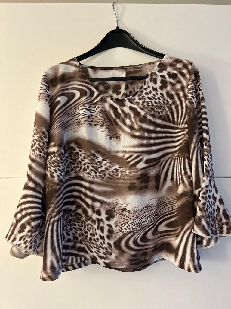 Witte blouse met bruine print, Ophalen of Verzenden, Zo goed als nieuw, Maat 46/48 (XL) of groter, Wit