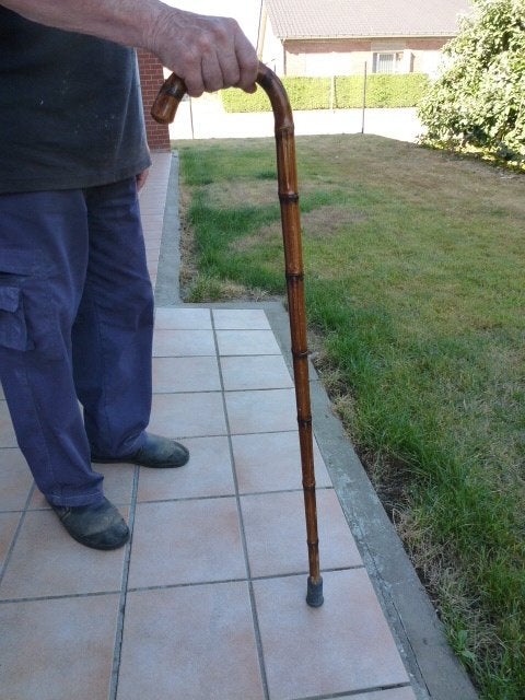 Oude wandelstok in bamboe., Ophalen, Gebruikt