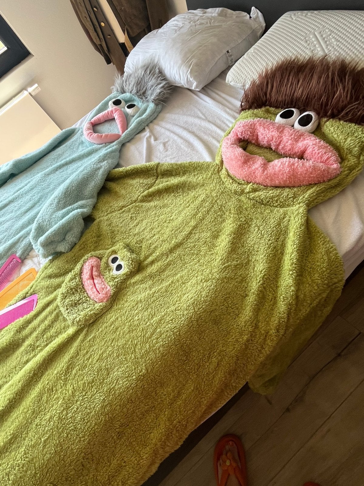 2 life size onesies maat L en M met bijhorende grote kammen, Ophalen, Nieuw