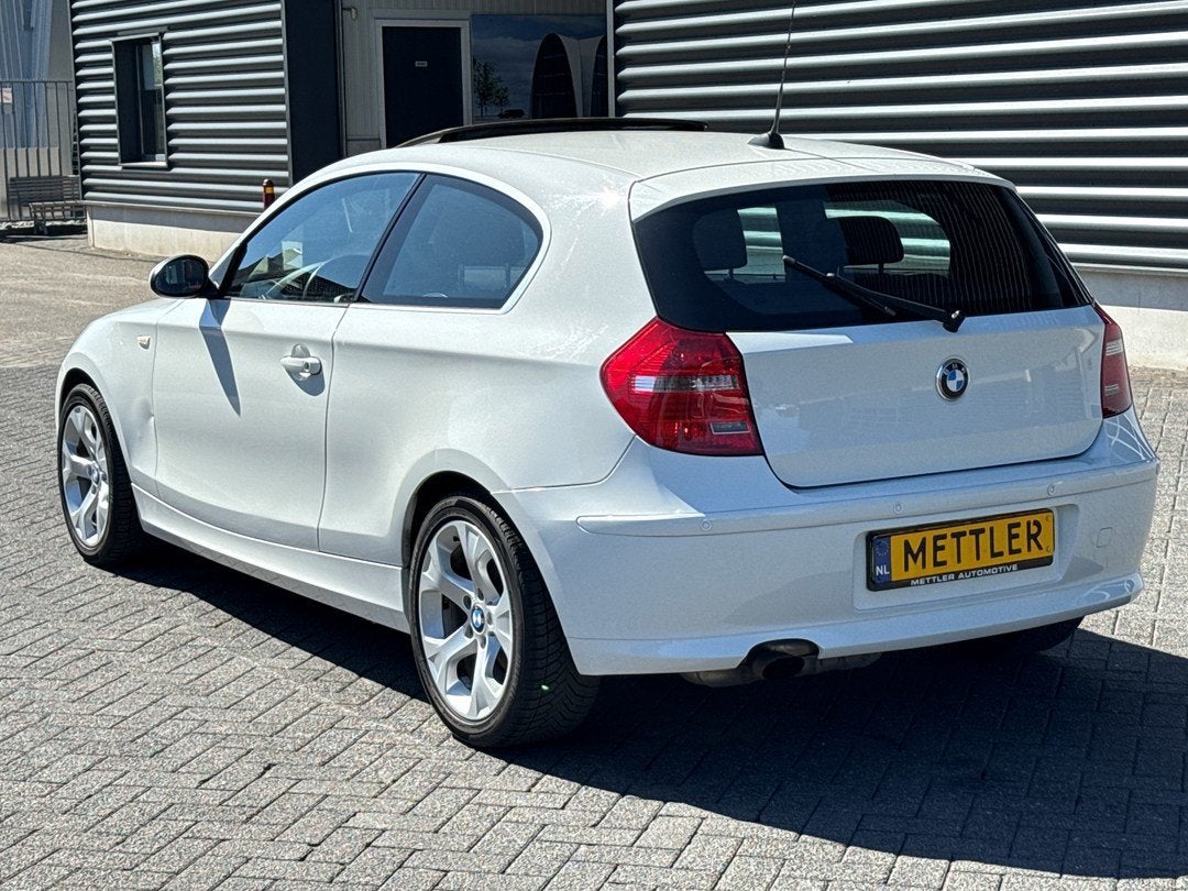BMW 1-serie 118i Business Line, Apple carplay, Panoramadak,, Auto's, 4 zetels, 4 cilinders, Wit, Parkeersensor