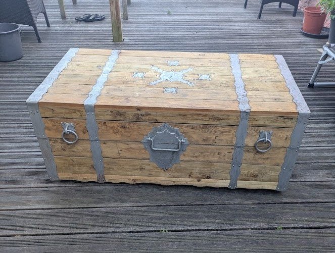 Houten kist met decoratie en binnenbekleding, Huis en Inrichting, Woonaccessoires | Kisten, Gebruikt, Ophalen
