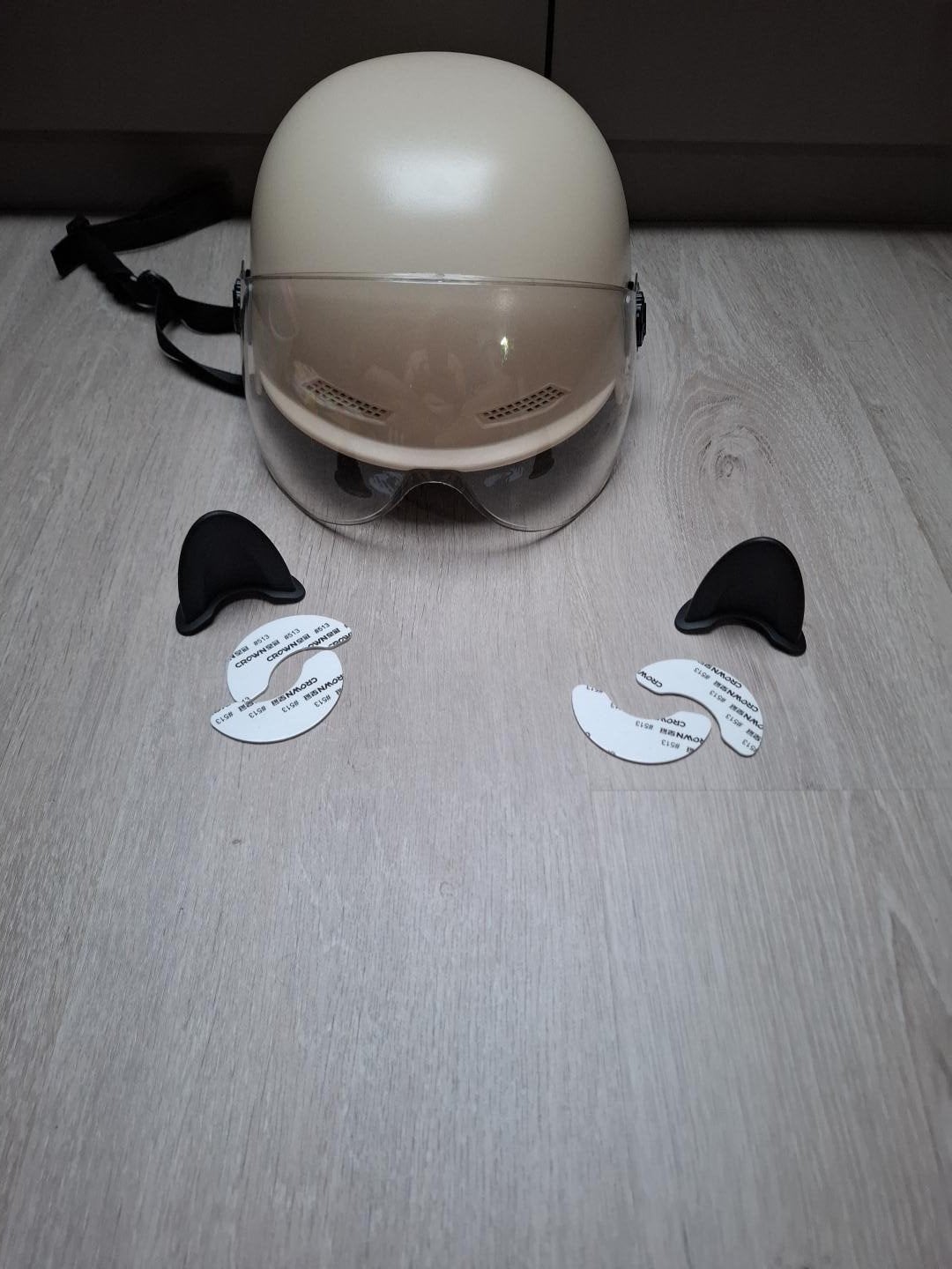 Retro helm met vizier en kattenoortjes – wit, Fietsen en Brommers, Ophalen