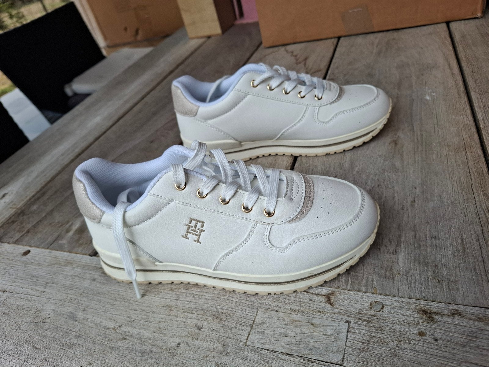 Tommy Hilfiger Maat 35, Enlèvement