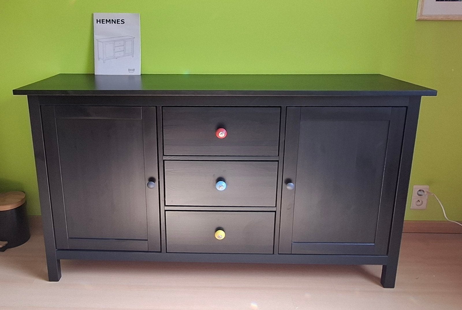 dressoirkast hemnes bruin/zwart IKEA 2-deurs + 3 laden, Huis en Inrichting, Kasten | Dressoirs, Ophalen
