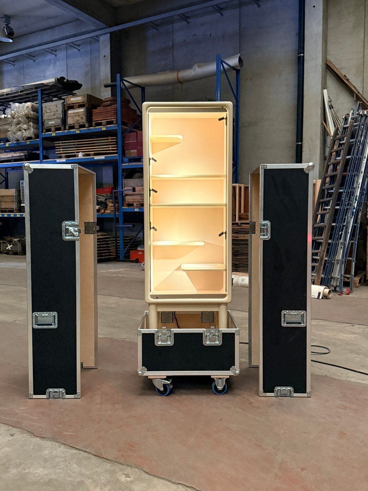 Smalle verlichte juwelenvitrine op flightcase —180  60  40, Huis en Inrichting, Kasten | Vitrinekasten, Zo goed als nieuw, Glas