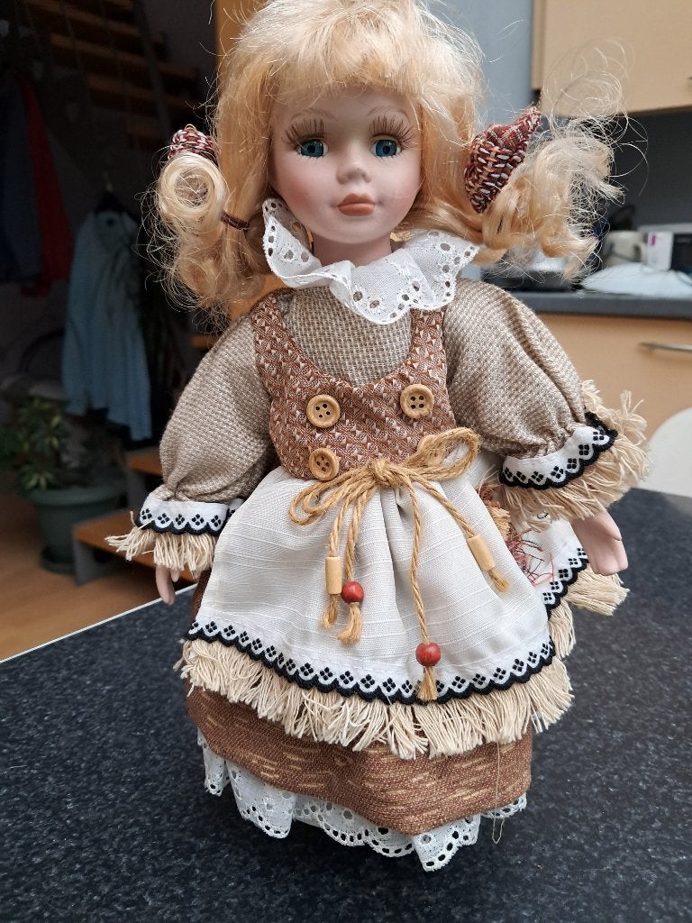 pop meisje blond haar, porselein 31 cm vintage, met staander, Verzamelen, Ophalen of Verzenden, Pop