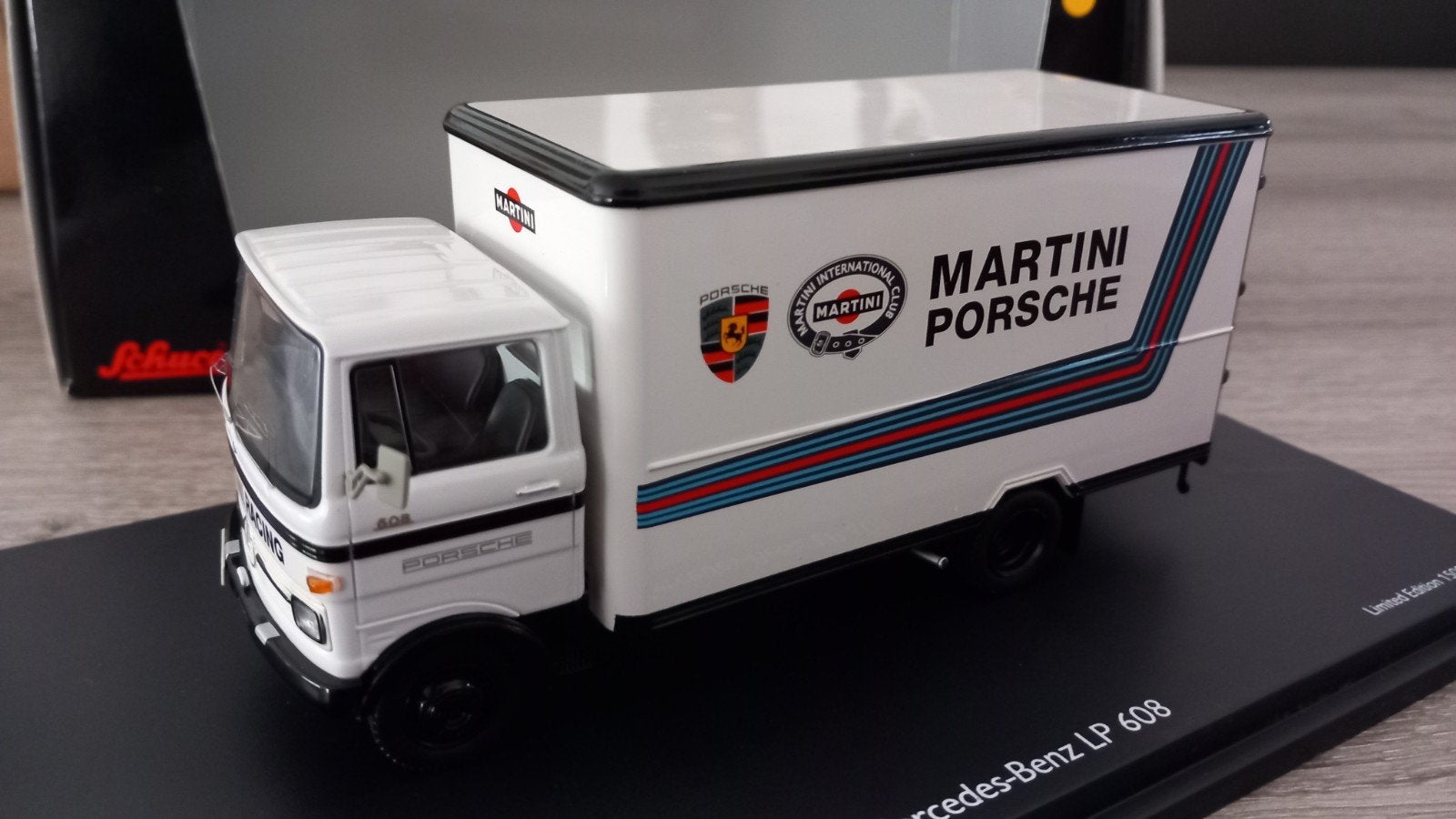 Schuco 1:43 Mercedes LP 608 Martini Porsche ( Art.nr 03520 ), Ophalen, Schuco