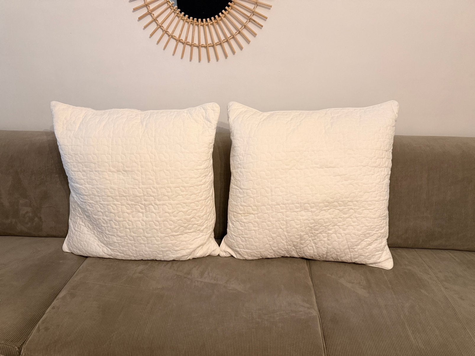 Twee witte kussens voor de zetel of op het bed, Maison & Meubles, Accessoires pour la Maison | Coussins, Coussin décoratif, Enlèvement ou Envoi