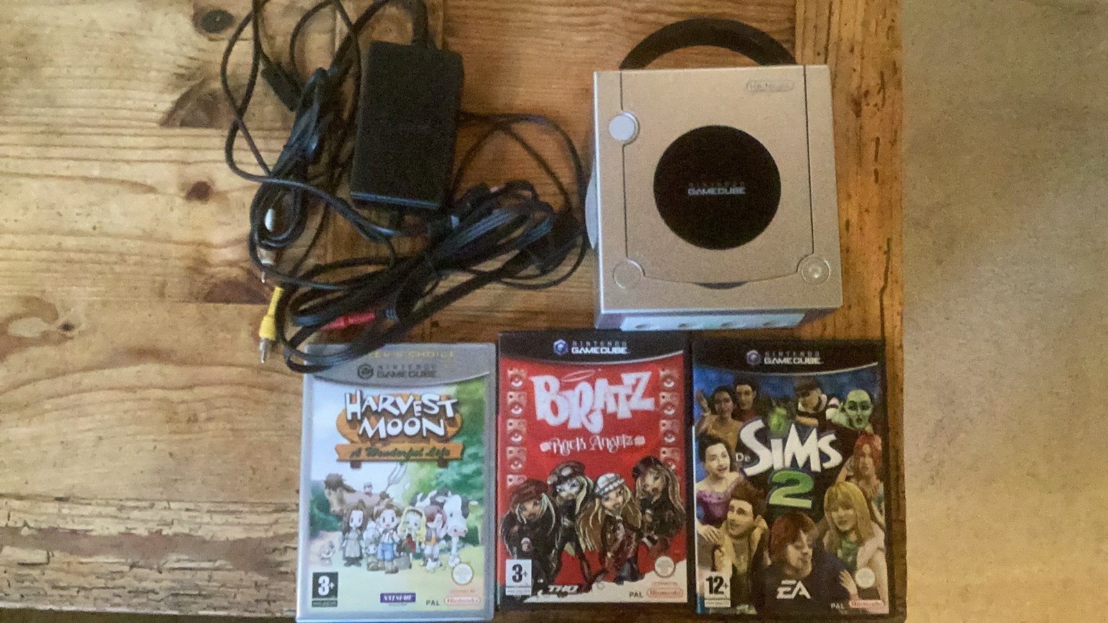 Nintendo gamecube silver + videokabel, voeding en 3 games, Games en Spelcomputers, Ophalen of Verzenden, Zo goed als nieuw