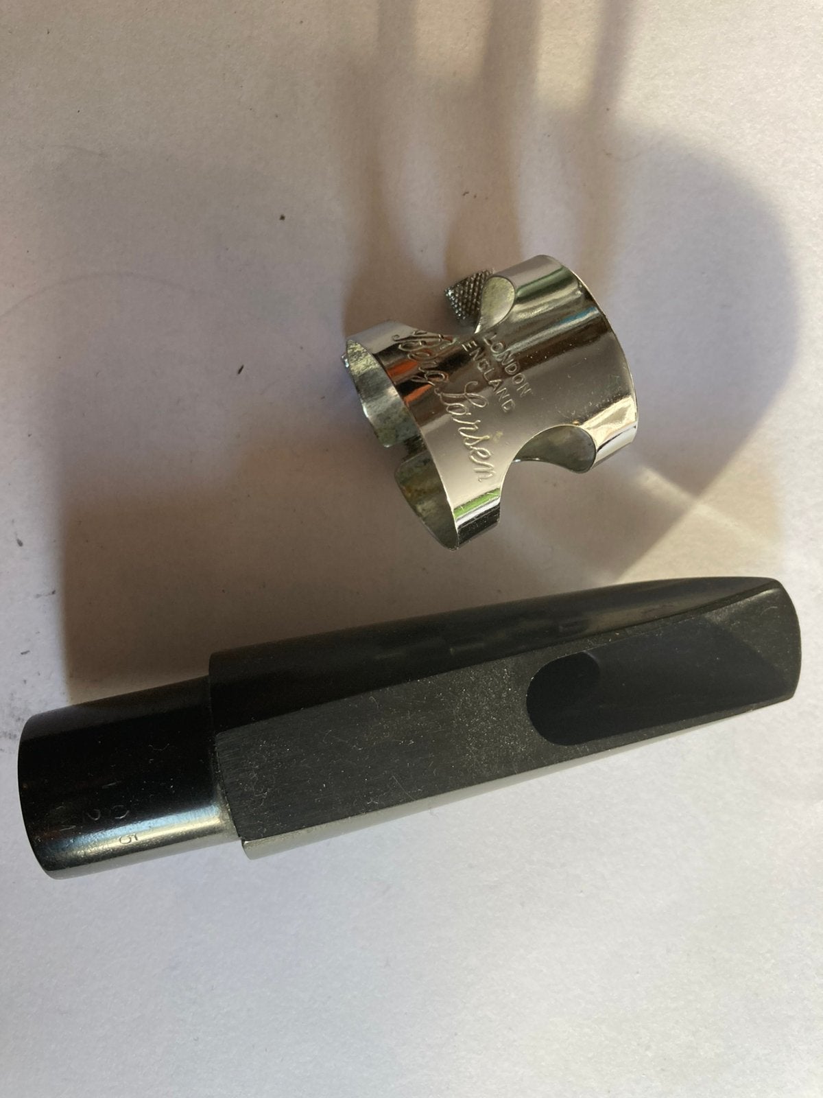 Bec sax ténor Berg Larsen 105.2 avec sa ligature, Musique & Instruments, Instruments | Accessoires, Enlèvement, Comme neuf