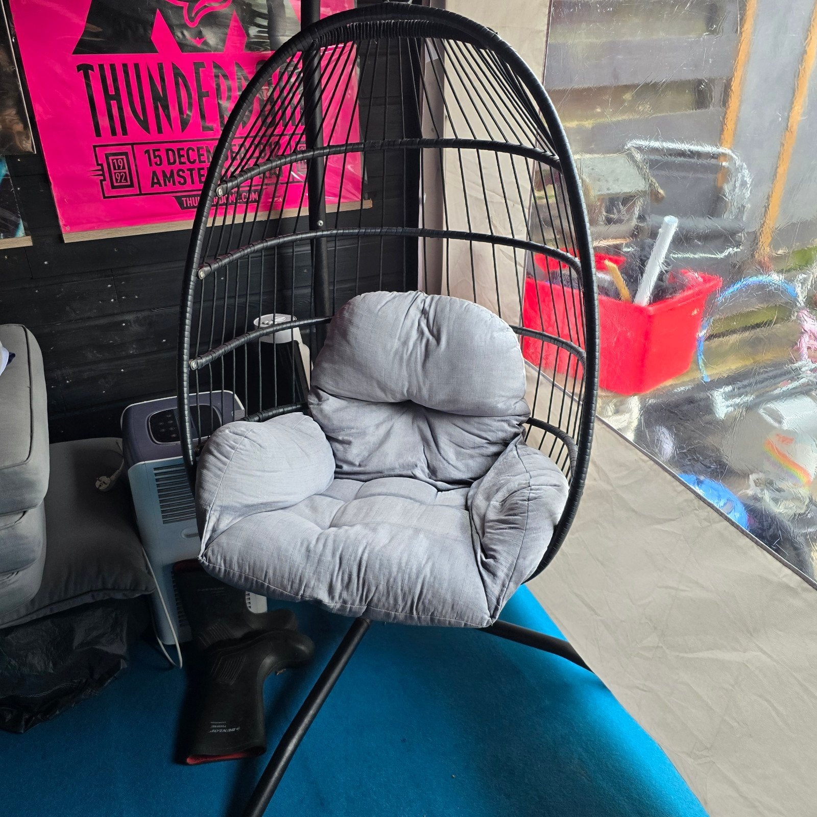 Comfortabele hangstoel met kussen - Zwart metaal, Tuin en Terras, Ophalen, Zo goed als nieuw, Metaal
