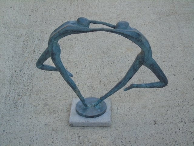 statue en bronze d un couple sur pierre bleu ., Enlèvement ou Envoi, Neuf