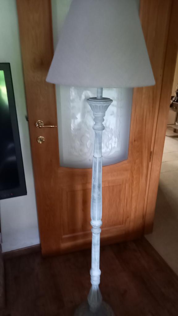 Landelijke Grote staande lamp in zeer goede staat, Huis en Inrichting, Lampen | Vloerlampen, Ophalen, Hout, Landelijke stijl, 150 tot 200 cm
