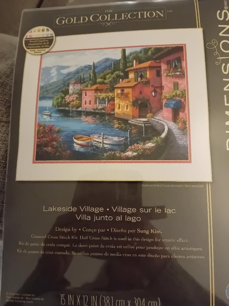 Borduurpakket Lakeside Village van Dimensions Gold, Hobby en Vrije tijd, Borduren en Borduurmachines, Nieuw, Borduurpakket, Verzenden