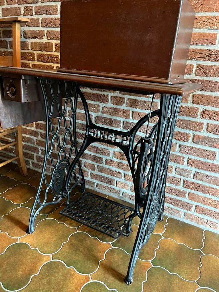 Antieke Singer naaimachine met onderstel, Antiek en Kunst, Ophalen