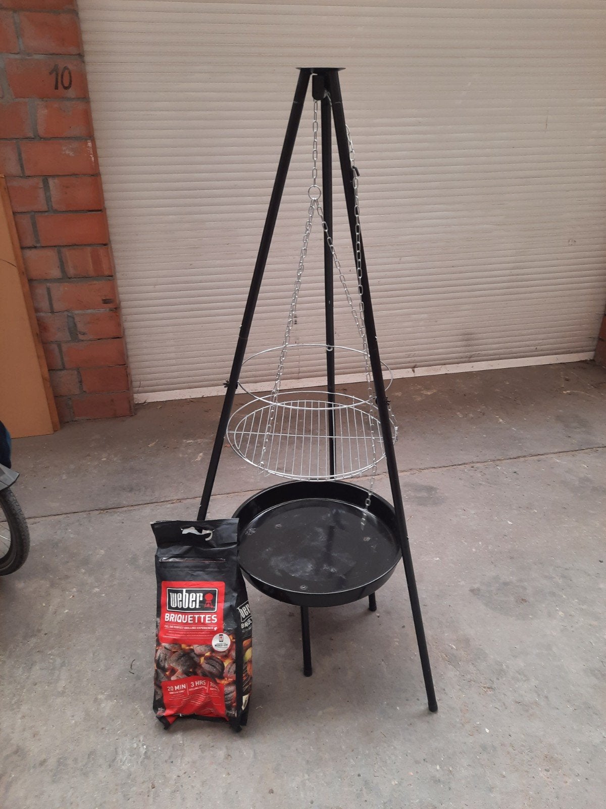 Driepoot bbq met vuurschaal + restje kolen enz..., Tuin en Terras, Houtskoolbarbecues, Ophalen, Gebruikt, Onbekend, Onbekend