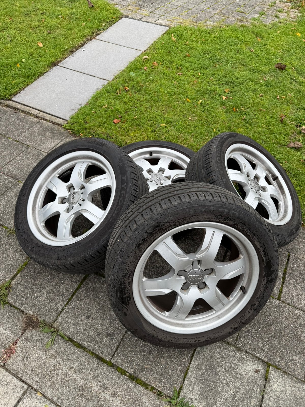 Jantes Audi sur pneus d'été neufs, Autos : Pièces & Accessoires, Pneus été, 17 pouces, Enlèvement, Jante(s)