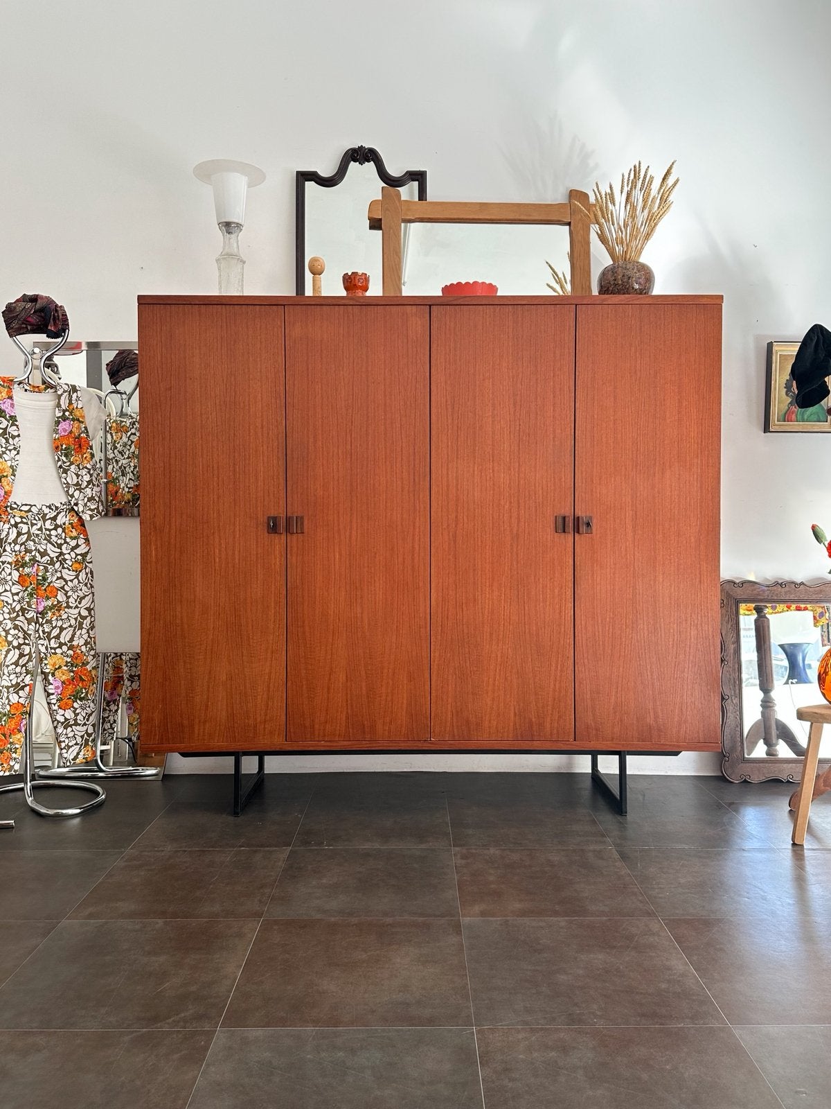 Armoire 4 portes plaquée en teck, piètement métal noir, Ophalen, Zo goed als nieuw, Teakhout